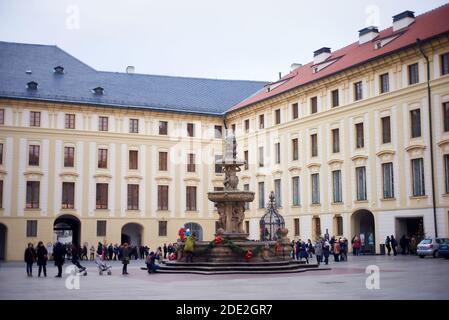 Fontana di Kohl's nel secondo cortile del Castello di Praga Foto Stock