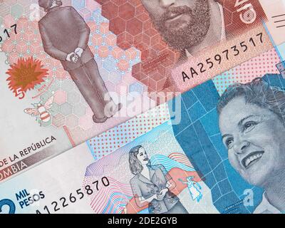 Valuta della Colombia banconote da 2000 e 5000 pesos, primo piano di denaro colombiano Foto Stock