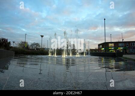 Fontana d'acqua moderna in azione Foto Stock