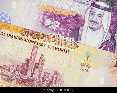 Valuta dell'Arabia Saudita 5 e 10 riyal (2016) chiusura di banconote, primo piano di denaro dell'Arabia Saudita Foto Stock