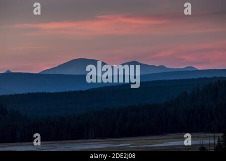 Montagne e tramonto dal bacino di Lower Geyser, Yellowstone National Park, Wyoming, Stati Uniti Foto Stock