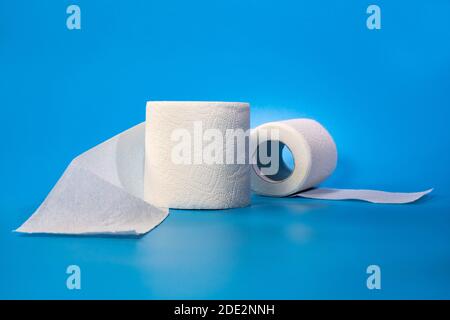 Carta igienica. Rotolo di carta igienica su sfondo blu, un rotolo di carta igienica isolato su sfondo blu Foto Stock