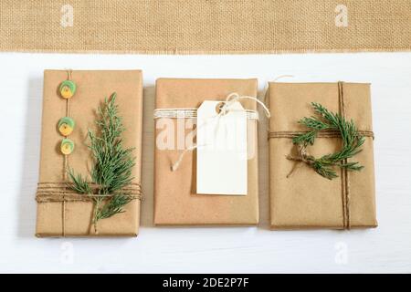 Scatole regalo avvolte in carta artigianale e nodo legato, festively decorated.Nice Design mock-up senza sprechi con spazio di copia per Natale o qualsiasi altra vacanza Foto Stock