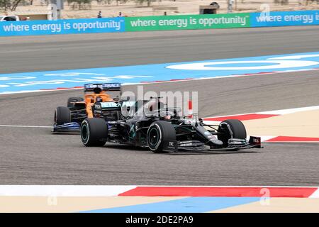 11/27/2020, Bahrain International Circuit, Sakhir, Formula 1 Gulf Air Bahrain Grand Prix 2020, nella foto Lewis Hamilton (GB 44), Mercedes-AMG Petronas F1 Team, Carlos Sainz Jr. (SPA 55), McLaren F1 Team | utilizzo in tutto il mondo Foto Stock