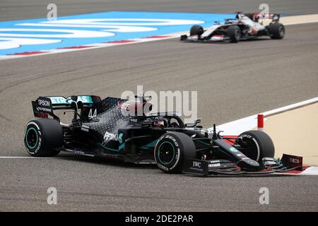 11/27/2020, Bahrain International Circuit, Sakhir, Formula 1 Gulf Air Bahrain Grand Prix 2020, nella foto Lewis Hamilton (GB 44), Mercedes-AMG Petronas F1 Team, Romain Grosjean (fra 8), Haas F1 Team | utilizzo in tutto il mondo Foto Stock