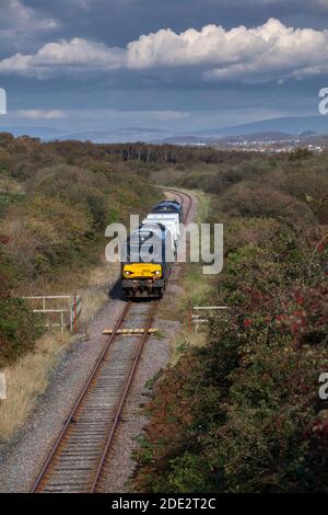 Servizi ferroviari diretti locomotiva di classe 68 68004 sull'Heysham Linea di diramazione con il treno di fiasche nucleari per Heysham Foto Stock