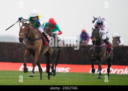 Cloth Cap guidato da Tom Scudamore libera l'ultimo a vincere il Ladbrokes Trophy Chase all'ippodromo di Newbury. Foto Stock