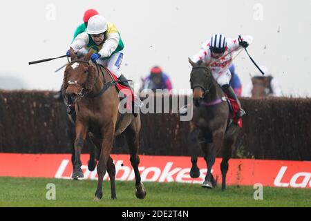 Cloth Cap guidato da Tom Scudamore libera l'ultimo a vincere il Ladbrokes Trophy Chase all'ippodromo di Newbury. Foto Stock