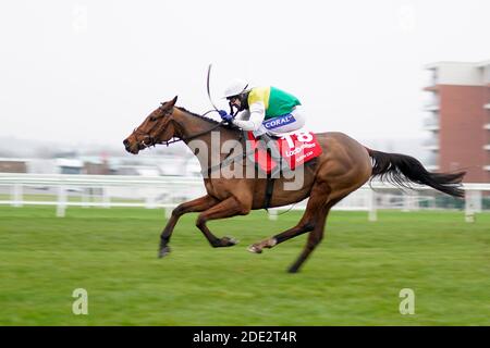 Cloth Cap guidato da Tom Scudamore libera l'ultimo a vincere il Ladbrokes Trophy Chase all'ippodromo di Newbury. Foto Stock