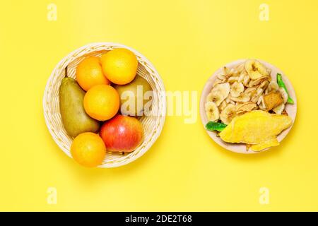 frutta secca e frutta su sfondo giallo vista dall'alto. spuntini salutari Foto Stock