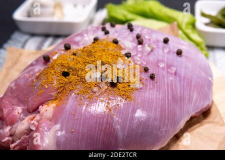 filetto di coscia di tacchino fresco con ingredienti per cucinare spezie al curry, pepe nero, sale marino Foto Stock