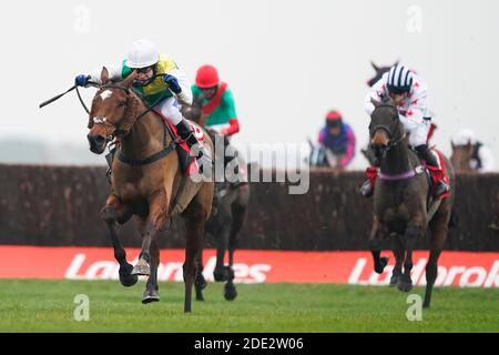 Cloth Cap guidato da Tom Scudamore (cappello bianco) schiarisce l'ultimo a vincere il Ladbrokes Trophy Chase all'ippodromo di Newbury. Foto Stock