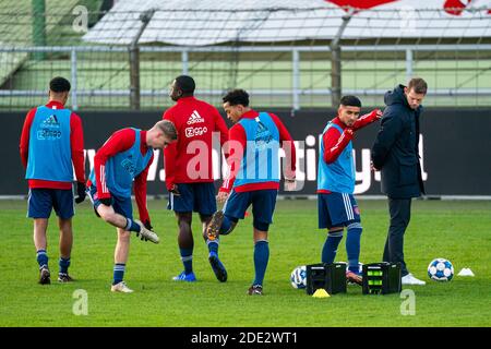 DORDRECHT, Paesi Bassi. 28 novembre 2020. Calcio, campionato olandese Jupiler, stagione 2020/2021, riscaldamento Jong Ajax prima della partita Dordrecht - Jong Ajax Credit: Pro Shots/Alamy Live News Foto Stock