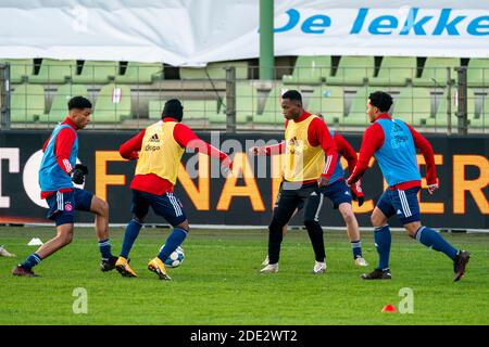 DORDRECHT, Paesi Bassi. 28 novembre 2020. Calcio, campionato olandese Jupiler, stagione 2020/2021, riscaldamento Jong Ajax prima della partita Dordrecht - Jong Ajax Credit: Pro Shots/Alamy Live News Foto Stock