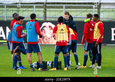 DORDRECHT, Paesi Bassi. 28 novembre 2020. Calcio, campionato olandese Jupiler, stagione 2020/2021, riscaldamento Jong Ajax prima della partita Dordrecht - Jong Ajax Credit: Pro Shots/Alamy Live News Foto Stock