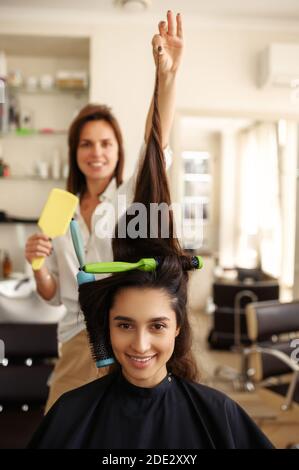 Donna parrucchiere ricci i capelli della donna, parrucchiere Foto Stock