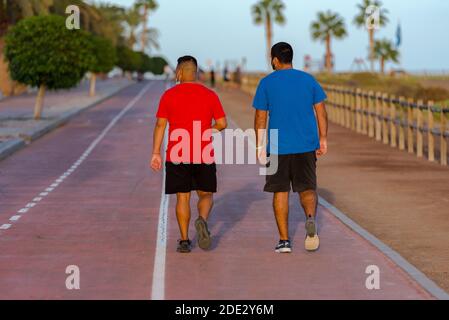 Morro Jable, Fuerteventura, Spagna: 2020 ottobre 08: Persone che camminano al tempo di COVID 19 Morro Jable sull'isola di Fuerteventura in Spagna nel Foto Stock