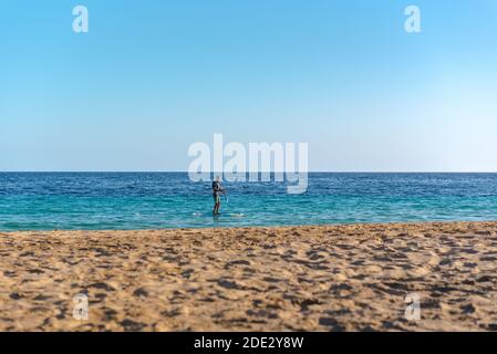 Morro Jable, Fuerteventura, Spagna: 2020 ottobre 08: Uomo paddle surf da Morro Jable sull'isola di Fuerteventura in Spagna nell'estate del 2020. Foto Stock