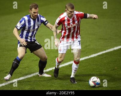 Tom Lees di Sheffield Wednesday (a sinistra) e James McClean di Stoke City in azione durante la partita del campionato Sky Bet all'Hillsborough Stadium di Sheffield. Foto Stock