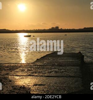 Tramonto sul fiume Deben da Ramsholt, Suffolk Foto Stock