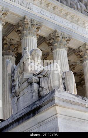 All'ingresso della Corte Suprema ci sono due statue scolpite da James Earle Fraser. Questa è la statua 'contemplazione di giustizia'. Foto Stock