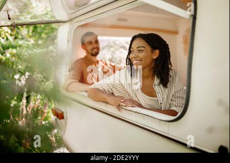 Marito e moglie si affaccia dalla finestra rv, rimorchio Foto Stock