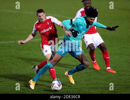 Rotherham United's ben Wiles (a sinistra) e la battaglia di Philip Billing di AFC Bournemouth per la palla durante la partita del campionato Sky Bet all'AESSEAL New York Stadium di Rotherham. Foto Stock