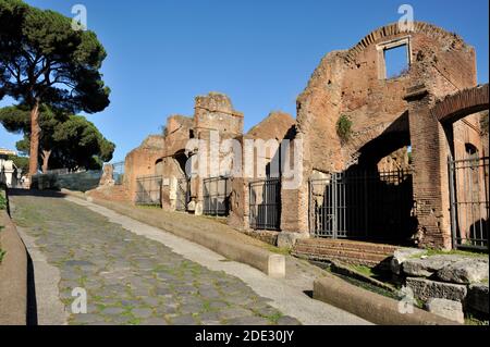 Antica strada acciottolata romana e Foro di Cesare, Clivo Argentario, Roma, Italia Foto Stock