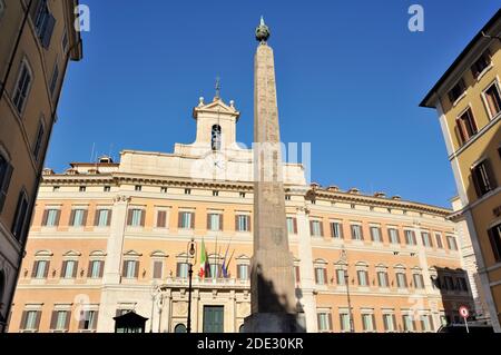 Italia, Roma, Piazza di Montecitorio, obelisco egizio e camera dei deputati Foto Stock