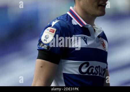 Una vista del badge EFL Championship sulla maglia di un lettore durante la partita Sky Bet Championship allo stadio Madejski, Reading. Foto Stock