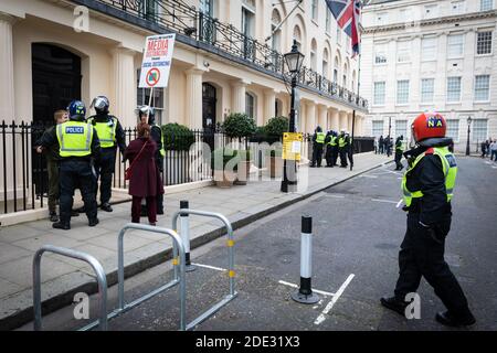 Londra, Regno Unito. 28 Nov 2020. I manifestanti sono fermati dalla polizia durante una protesta di blocco. Il movimento Save Our Rights ha organizzato la manifestazione per unire le persone per la libertà, la giustizia e per sviluppare una vera democrazia che essi vedono minacciata a causa della legge Coronavirus. Credit: Andy Barton/Alamy Live News Foto Stock