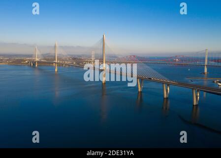 Vista aerea del Queensferry Crossing che attraversa l'estuario del Firth of Forth tra il Sud e il Nord Queensferry, Scozia. Foto Stock