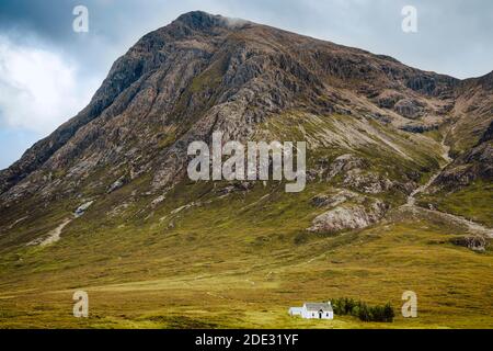 Solitaria casa di piccole dimensioni nelle Highlands scozzesi vicino a Glencoe, Scotland, Regno Unito Foto Stock