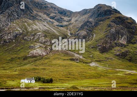 Solitaria casa di piccole dimensioni nelle Highlands scozzesi vicino a Glencoe, Scotland, Regno Unito Foto Stock