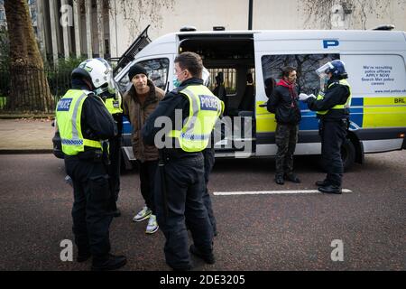 Londra, Regno Unito. 28 Nov 2020. I manifestanti sono fermati dalla polizia durante una protesta di blocco. Il movimento Save Our Rights ha organizzato la manifestazione per unire le persone per la libertà, la giustizia e per sviluppare una vera democrazia che essi vedono minacciata a causa della legge Coronavirus. Credit: Andy Barton/Alamy Live News Foto Stock