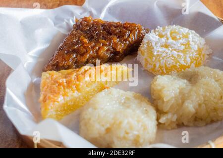Diversi tipi di cassava e torta di riso in un ristorante di Bohol, Filippine Foto Stock