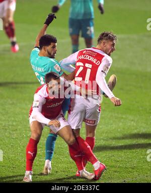 Dominic Solanke di AFC Bournemouth guarda la palla mentre segna il secondo gol del suo fianco durante la partita del campionato Sky Bet all'AESSEAL New York Stadium di Rotherham. Foto Stock