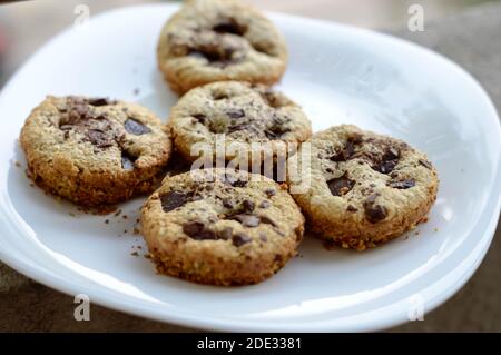 Muffin alla farinata d'avena con gocce di cioccolato su piatto bianco. Foto Stock