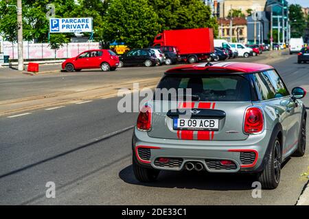 Auto di colore grigio con strisce rosse Mini Cooper parcheggiato in strada nel centro storico di Bucarest, Romania, 2020 Foto Stock
