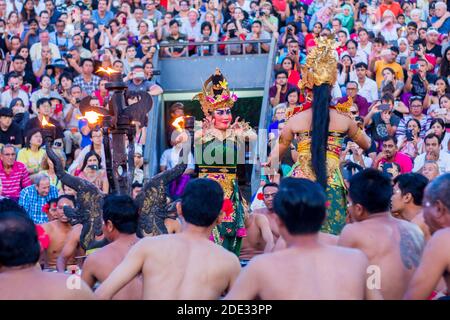 Uno spettacolo di danza tari kecak a Uluwatu, Bali, Indonesia Foto Stock