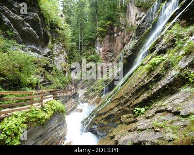 Escursione di trekking al Wimbachklamm, una suggestiva gola vicino a Ramsau in Baviera Foto Stock