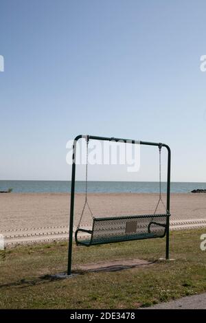 Bech swing sulla spiaggia di Maumee Bay Foto Stock