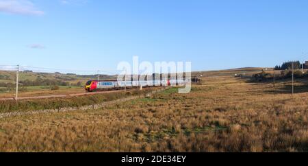 Avanti West Coast treni diesel Bomabrdier voyager in esecuzione sul Elettrificata linea principale della costa occidentale passando per la campagna Cumbria Foto Stock