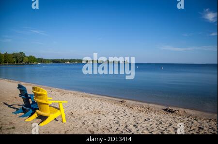 Sedie Adirondack su una spiaggia in Door County Wisconsin Foto Stock