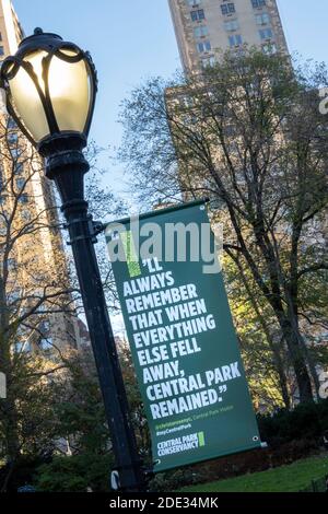 Firma su un lampione a Central Park in un giorno dell'autunno, New York, USA Foto Stock