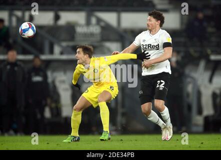 Alex Pattison di Wycombe Wanderers (a sinistra) e George Evans della contea di Derby combattono per la palla durante la partita del campionato Sky Bet al Pride Park, Derby. Foto Stock