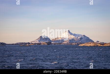 Naviga verso lo spettacolare cerchio artico in Norvegia Foto Stock