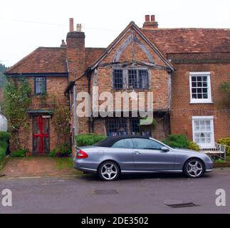 28 Nov 2020 - Denham, Inghilterra: Casa di villaggio antico con porta decorata per Natale Foto Stock