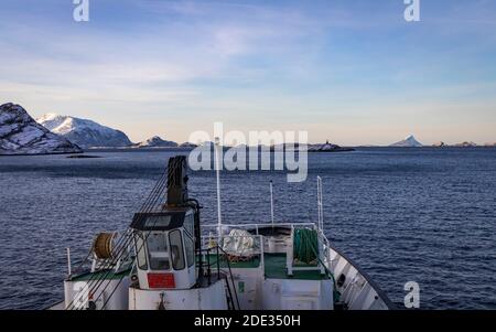 Naviga verso lo spettacolare cerchio artico in Norvegia Foto Stock