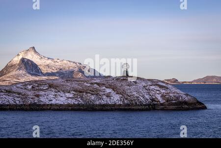 Naviga verso lo spettacolare cerchio artico in Norvegia Foto Stock